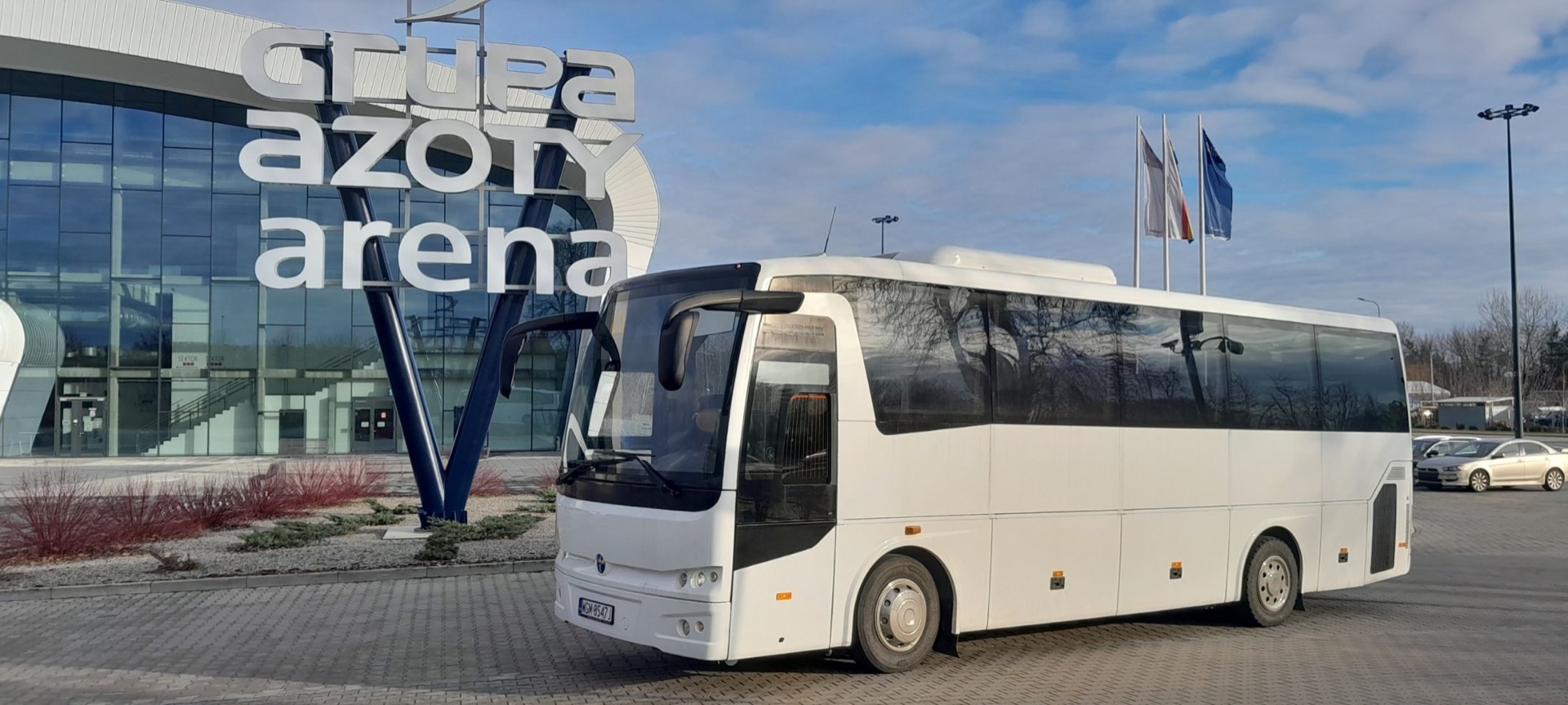 Autokar MaxBus przed Areną Azoty w Puławach