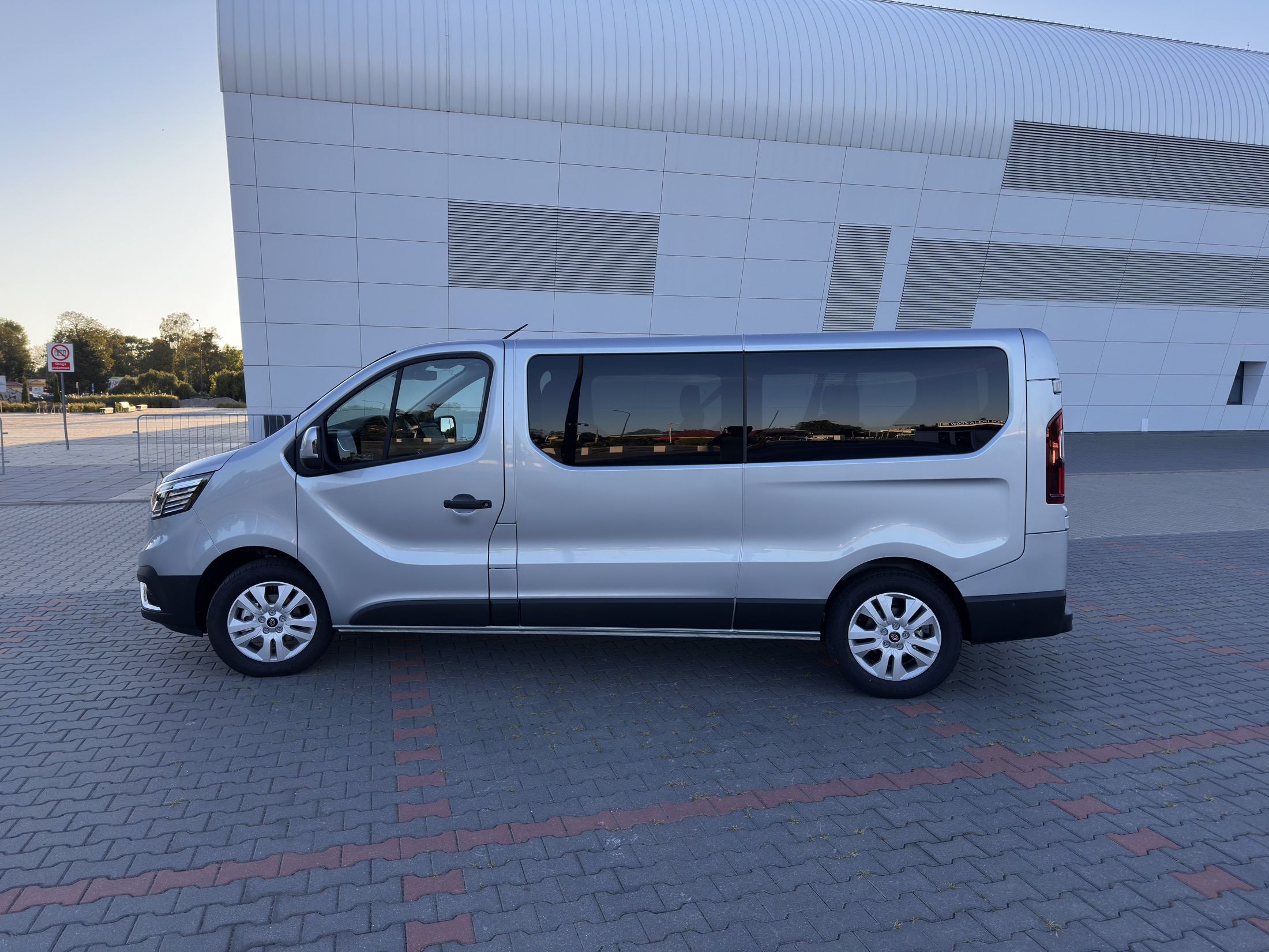 Renault Trafic 8+1 w ofercie przewozu osób MaxBus - widok z boku