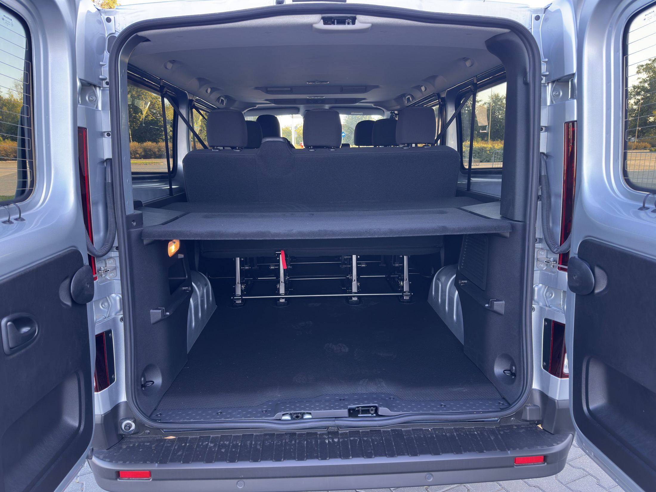 Przestrzeń bagażowa busa Renault Trafic 8+1