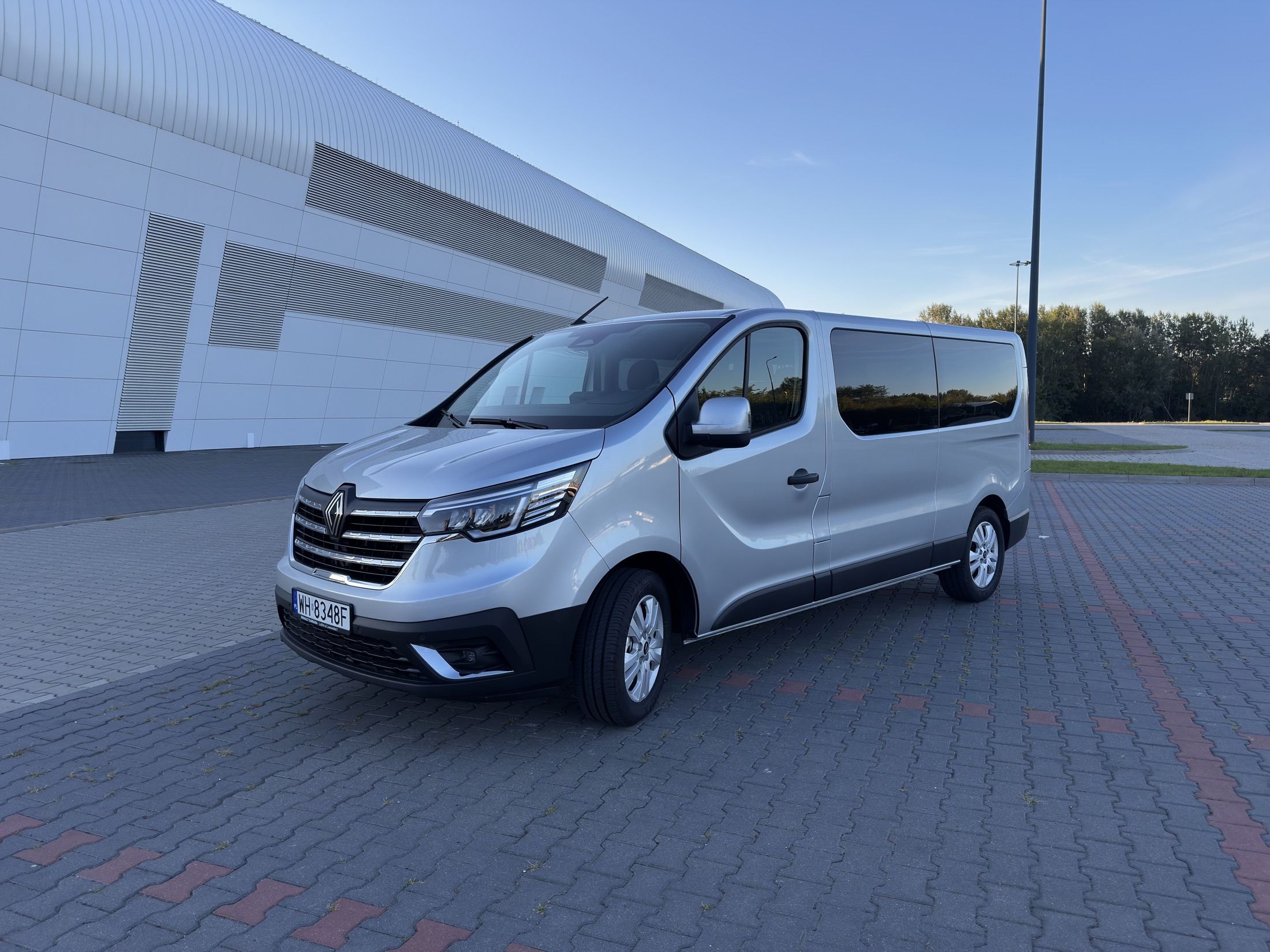 Biały Renault Trafic do wynajęcia z kierowcą - widok z przodu