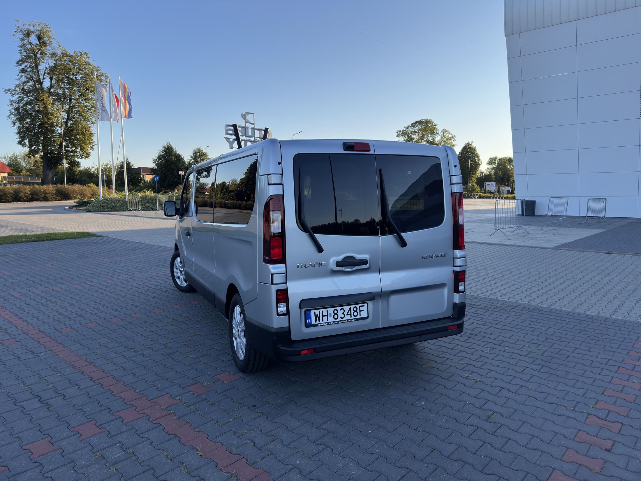 Bus Renault Trafic MaxBus do przewozu małych grup - widok z tyłu