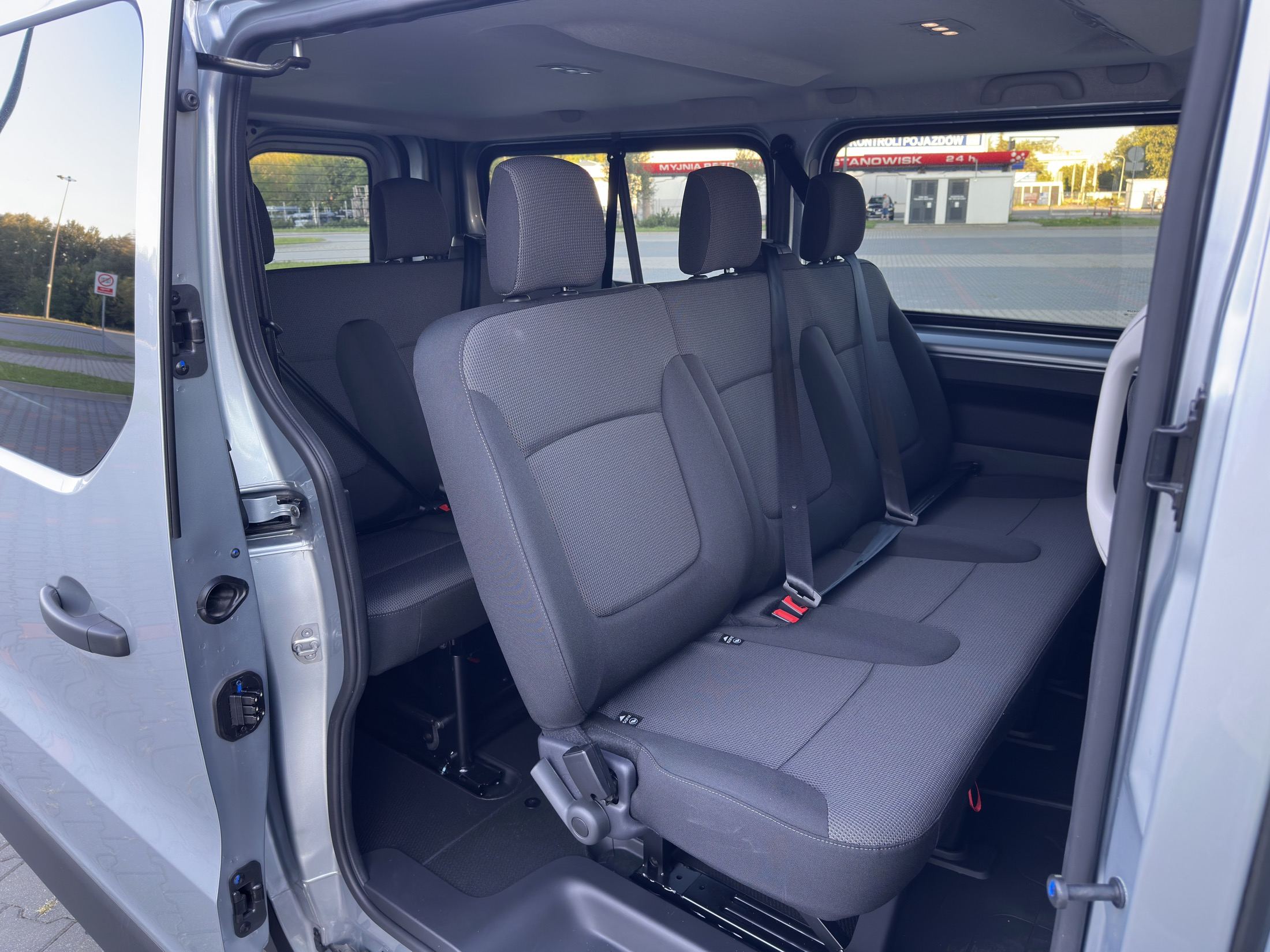 Wnętrze busa Renault Trafic 8+1 - fotele pasażerskie