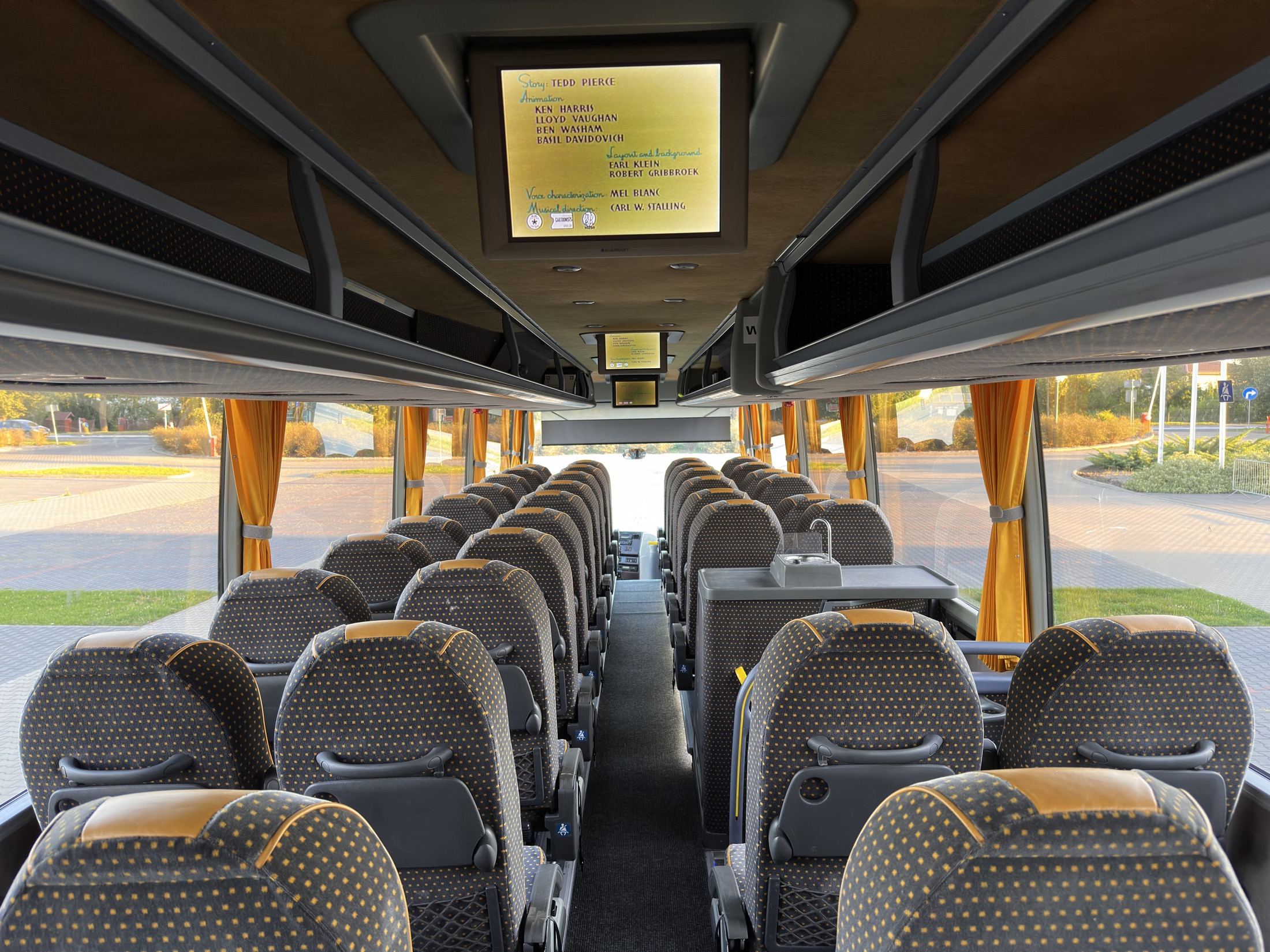 Monitory multimedialne we wnętrzu autokaru Van Hool T916 Acron