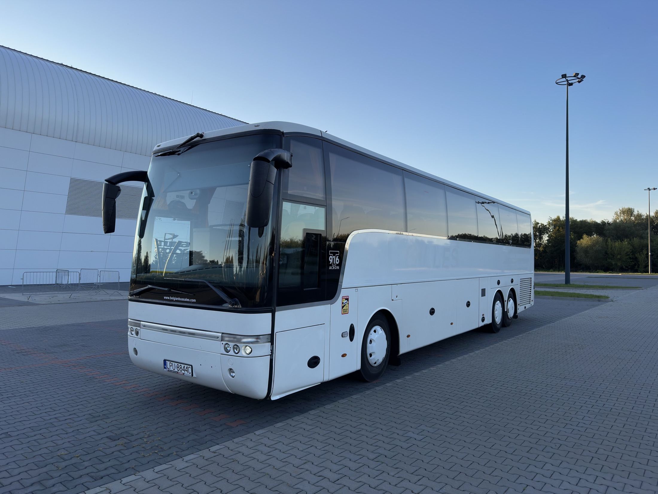 Biały autokar Van Hool T916 Acron do wynajęcia - widok z przodu