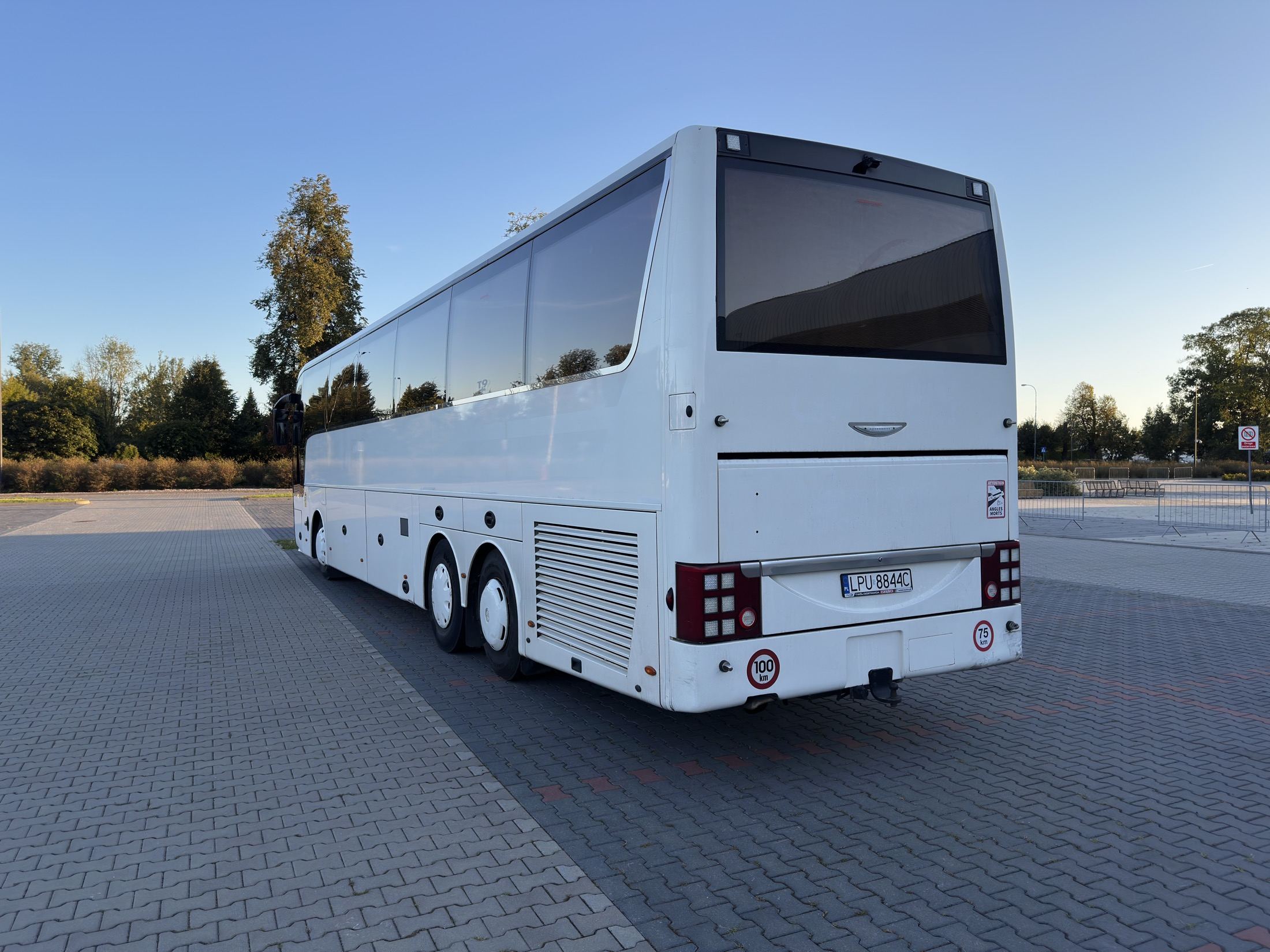 Van Hool T916 Acron do przewozu dużych grup - widok z tyłu