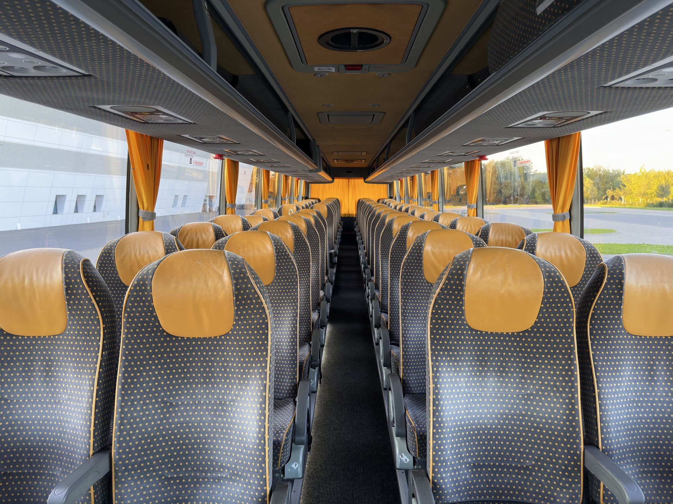 Wnętrze autokaru Van Hool T916 Acron z fotelami pasażerskimi